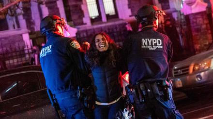 Ein Demonstrantin wird an der New Yorker Columbia University festgenommen.