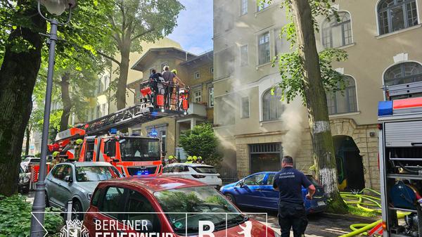 In der Steglitzer Leydenallee brennt eine Wohnung im Erdgeschoss eines 6-geschossigen Wohngebäudes.