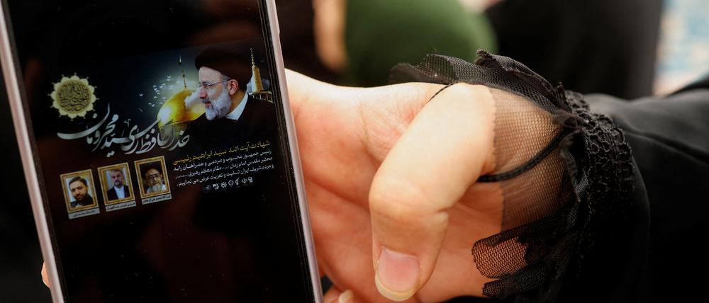 Smartphone mit der Todesnachricht vom iranischen Präsidenten Raisi.