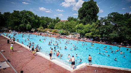 Viele Menschen verbringen den sommerlich warmen Tag im Sommerbad Kreuzberg-Prinzenbad.