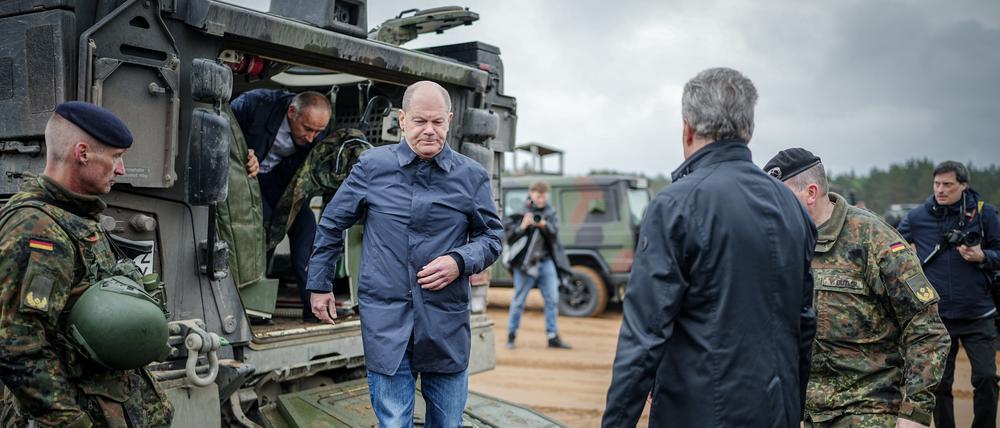 Bundeskanzler Olaf Scholz steigt aus einem Radpanzer „Boxer“ der Bundeswehr. 