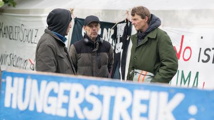 Die drei Hungerstreikenden Wolfgang Metzeler-Kick (l-r), Richard Cluse und Michael Winter stehen im Hungerstreik-Camp des Bündnisses «Hungern bis ihr ehrlich seid» im Regierungsviertel. 