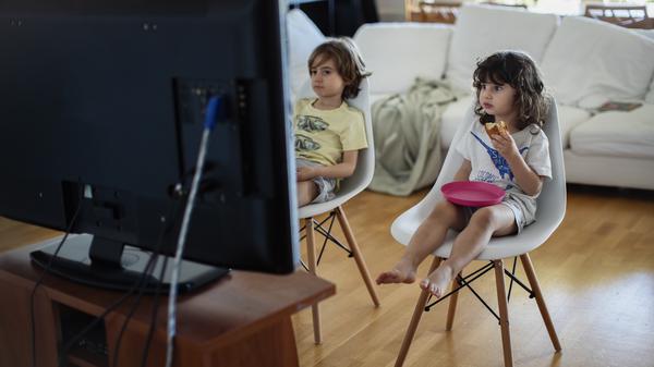 Gar nicht so schlimm: Kinder, die TV gucken. 