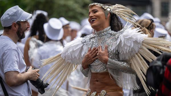 Ein Tänzer der Gruppe „Sapucaiu No Samba“ bei der Parade zum 26. Karneval der Kulturen. 