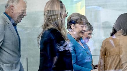 Die ehemalige Bundeskanzlerin Angela Merkel, Jürgen Trittin, Britta Haßelmann, Katharina Dröge und Annalena Baerbock bei der Abschiedsfeier für den Bundestagsabgeordneten Jürgen Trittin empfangen.
