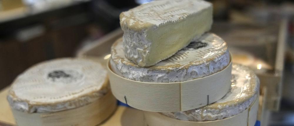 Camembert wird in einem Käseladen in Ville d’Avray in Frankreich verkauft.  