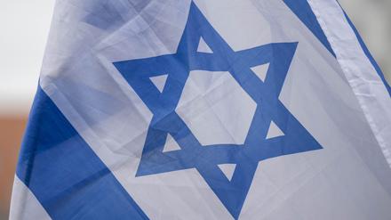 Eine Flagge von Israel weht auf einer Solidaritätskundgebung nach dem Großangriff von Hamas auf Israel. +++ dpa-Bildfunk +++