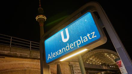 Blick am frühen Morgen auf den Eingang zum U-Bahnhof und den Fernsehturm auf dem Alexanderplatz. (Symbolbild)