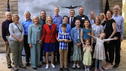 Familientreffen. US-Botschafterin Amy Gutmann beim Luftbrückenjubiläum mit Nachfahren des berühmten Rosinenbomberpiloten Gail Halvorsen.