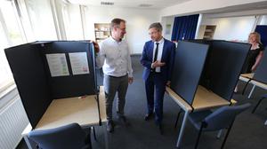 Wahlleiter Stefan Tolksdorf und Mike Schubert im neuen Briefwahlbüro.