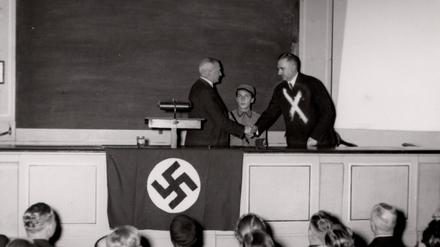Propagandaaufnahme an der Uni Berlin: Kultusminister Bernhard Rust (rechts) wollte Universitäten von „fremdrassigen Professoren“ säubern.