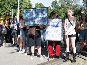 Demonstrierende vor dem Rammstein-Auftritt in Dresden