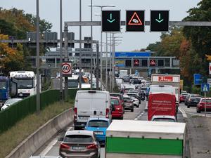 Zahlreiche Fahrzeuge fahren auf der Berliner Stadtautobahn A111. Besonders in Zeiten des Berufsverkehrs ist die Autobahn stark frequentiert. (Symbolbild)
