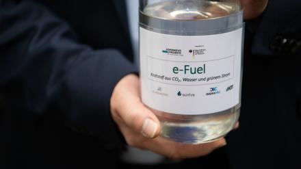 E-Fuels sind synthetische Kraftstoffe, die mithilfe von elektrischem Strom aus Wasser und Kohlendioxid hergestellt werden. Mit ihnen können Verbrennungsmotoren in Diesel- und Benzinfahrzeugen oder Flugzeugen betrieben werden. 