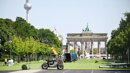Rollrasen wird auf der Straße des 17. Juni vor dem Brandenburger Tor verlegt. Hier entsteht die Fanzone mit Public Viewing für die Fußball-Europameisterschaft vom 14. Juni bis zum 14. Juli.