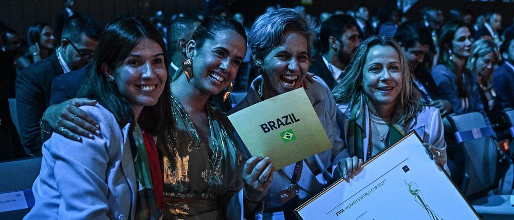 Die brasilianische Delegation feiert die Vergabe der Frauen-Fußball-WM 2027 an ihr Land beim FIFA-Kongress.