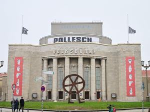 ARCHIV - 28.02.2024, Berlin: «Pollesch» steht auf dem Banner, das über der Volksbühne aufgehängt ist. Der Intendant der Volksbühne R. Pollesch ist am Montag, den 26.2.2024, überraschend gestorben. (zu dpa: «Volksbühne plant Gedenkfeier für verstorbenen Intendanten Pollesch») Foto: Annette Riedl/dpa +++ dpa-Bildfunk +++