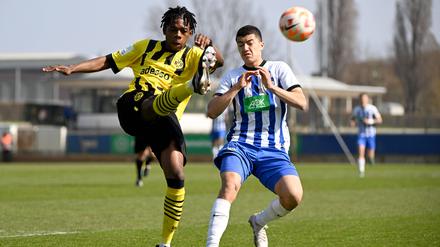 Ibrahim Maza (r.) hat sich bereits einen Platz bei den Profis erkämpft, wird gegen den BVB aber in der U 19 auflaufen.