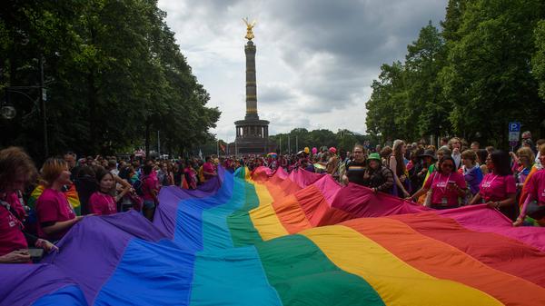Pride-Fahne beim Christopher Street Day 2023 in Berlin