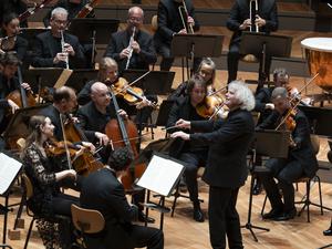 Simon Rattle dirigiert das Mahler Chamber Orchestra in Berlin. 