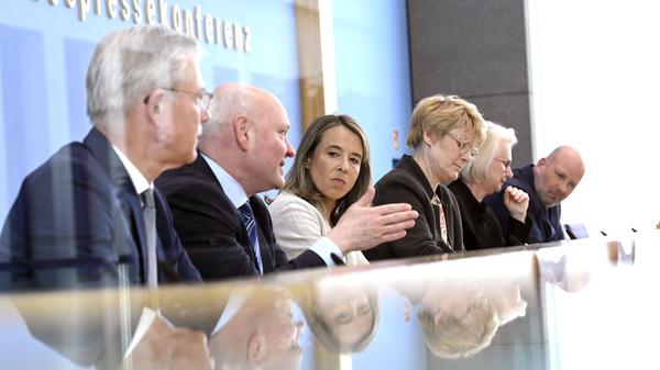 Die Wirtschaftsweisen Martin Werding, Achim Truger, Ulrike Malmendier, Veronika Grimm und Monika Schnitzer bei der Bundespressekonferenz zur Vorstellung des Frühjahrsgutachten 2024.