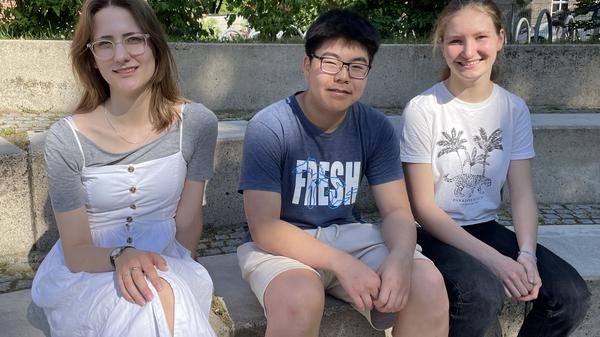 Tjalda Brüsch, Bojun Liu und Julia Trockels (v.l.) reisen für einen Wettbewerb in die USA.