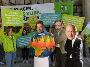 Aktivisten der Deutschen Umwelthilfe (DUH) protestieren vor dem Oberverwaltungsgericht.