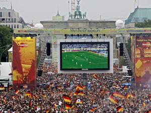 Tausende Zuschauer verfolgten auf der Fanmeile am Brandenburger Tor in Berlin das WM-Fußballspiel zwischen Deutschland und Argentinien im Jahr 2006.