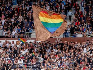 Bei Vereinen wie St. Pauli wird im Stadion die Regenbogenflagge geschwenkt. 