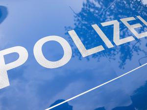 Die Polizei sucht Zeugen, nachdem ein Autofahrer einen BVG-Bus zu einer Gefahrenbremsung gezwungen hatte.