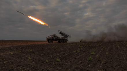  Ukrainische Soldaten feuern in der Region Charkiw mit dem Mehrfachraketenwerfer BM-21 „Grad“ auf russische Stellungen. 