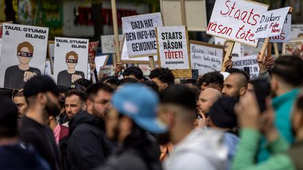 Kalifat statt Kolonialismus: Teilnehmer einer Islamisten-Demo halten Plakate in die Höhe.