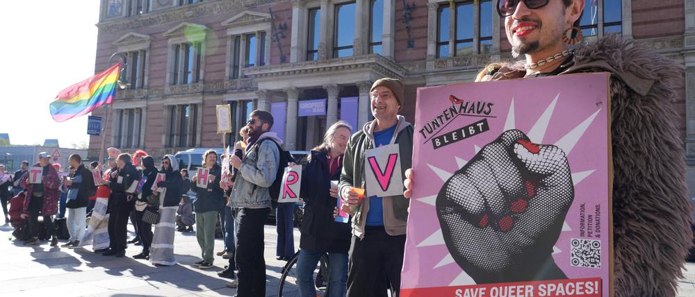 Unterstützer des Tuntenhauses demonstrieren Mitte April vor dem Berliner Abgeordnetenhaus für den kommunalen Vorkauf.
