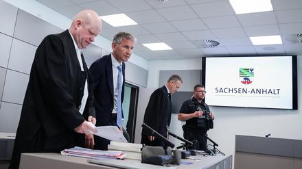 Björn Höcke (2.v.l.), Vorsitzender der Thüringer AfD, steht neben seinen Anwälten Ulrich Vosgerau (l) und Ralf Hornemann (2.v.r.) zu Beginn seines Prozesses im Landgericht. 