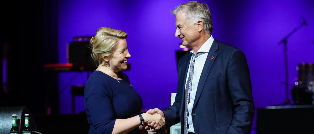 Franziska Giffey (SPD), Berlins Regierende Bürgermeisterin und ehemalige Bezirksbürgermeisterin von Neukölln, gratuliert Clemens Mücke bei seinem Abschiedsfest im Heimathafen Neukölln am 18. Oktober 2022.