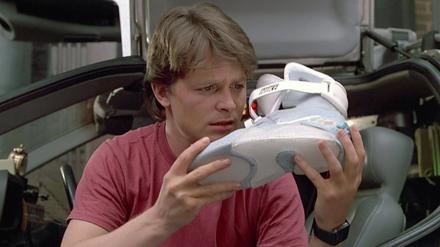 Michael J Fox. staunt 1989 als Mary McFly im zweiten Teil von „Zurück in die Zukunft“ über ein Paar „Nike MAG“, die sich automatisch zuschnüren. Nike produzierte den Schuh später in sehr kleiner Serie. Auf „Timless“ konnte man sich an einem Paar beteiligen.
