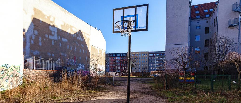 Platz genug für einen Drei-Punkte-Wurf: Baulücken für Sport und Spiel sind selten geworden in Berlin.