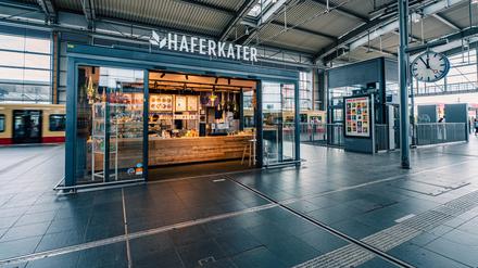 Das Unternehmen Haferkater aus Berlin bietet Porridge an nahezu allen wichtigen Bahnhöfen bundesweit an und am BER. 