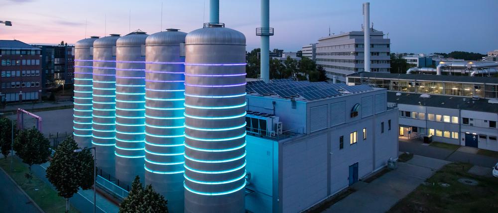 Werksgelände des Berliner Energieversorgers BTB in Berlin Adlershof aus dem Jahr 2020. In den fünf Türmen wird Wärmeenergie zwischengespeichert.