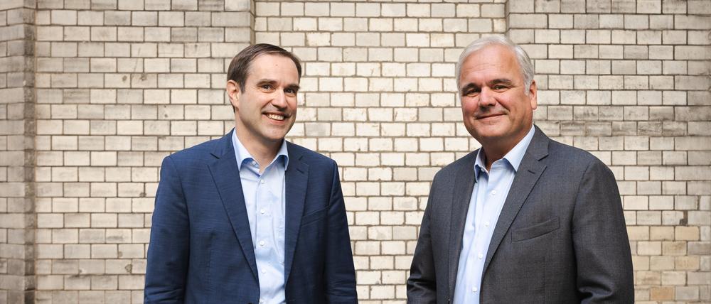 Christian Matschke von Berlin-Chemie (links) und Stefan Oelrich von Bayer (rechts) im Tagesspiegel-Verlag.