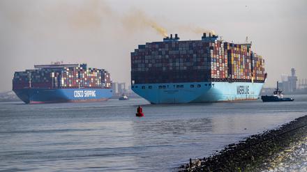 Im Hafen von Rotterdam bringen Schlepper den Containerfrachter Madison Maersk aufs offene Meer, während das Schiff Cosco Shipping Leo einfährt.