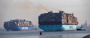 Im Hafen von Rotterdam bringen Hafenschlepper den Containerfrachter Madison Maersk aufs offene Meer, während das Schifft Cosco Shipping Leo einfährt.