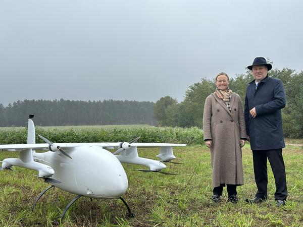 Projektleiterin Beate-Victoria Ermisch (l.) und der Gubener Bürgermeister Fred Mahro (CDU) bei ersten Testflug der Drohne.