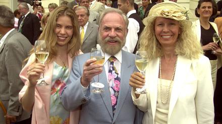 Ein Foto aus einer anderen Zeit: Firmengründer Peter Dussmann mit Ehefrau Catherine und Tochter Angela im Sommer 2002.