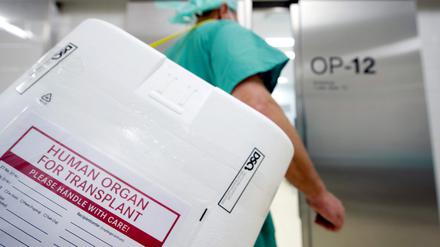 Ein Styropor-Behälter zum Transport von zur Transplantation vorgesehenen Organen wird am Eingang eines OP-Saales vorbeigetragen.