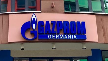 Schriftzug von Gazprom Germania über dem Eingang eines Bürogebäudes in der Markgrafenstraße in Berlin.