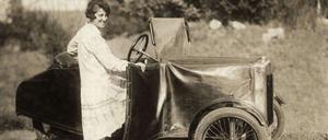 Unbekannte Fahrerin des Zaschka-Stadtautos Ende der 1920er-Jahre.