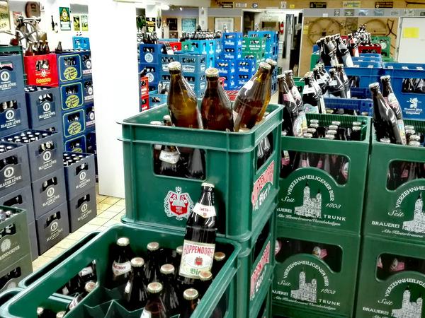 Bierflaschenkisten in einem Getränkemarkt: Der Bier-Absatz ist seit Jahrzehnten rückläufig.
