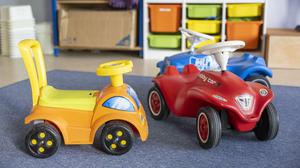 Spielzeugautos stehen in einer Kita. (zu dpa: «Anschreien und schlagen - Wenn Kita-Kinder Gewalt ausgesetzt sind») +++ dpa-Bildfunk +++