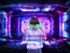 Im Internet gibt es immer neue Dimensionen, die man mit VR-Brillen erkunden kann. Für die Programmierung dieser Räume braucht es Fachkräfte.